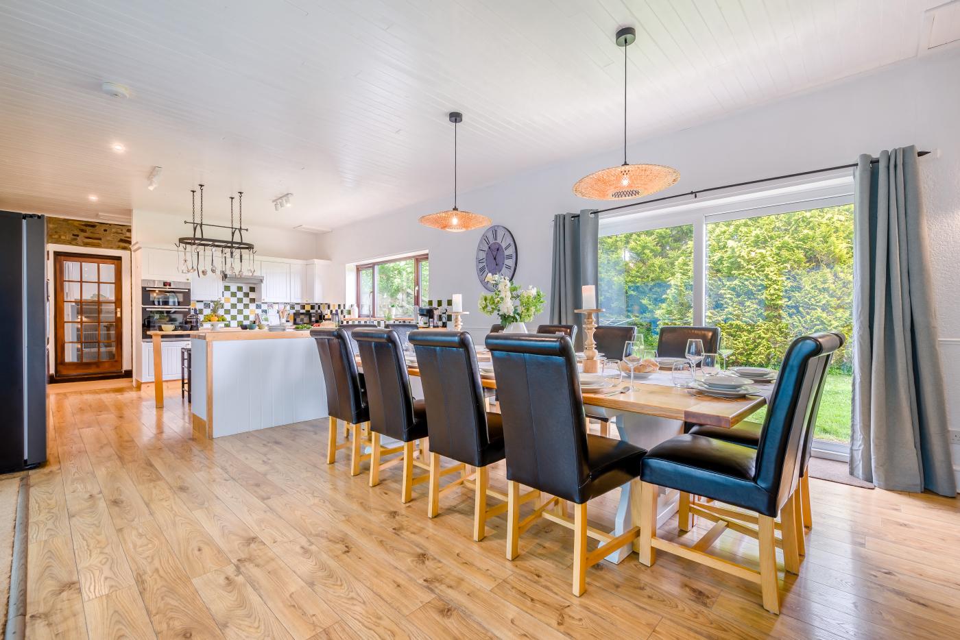 6 Bedroom Cottage in Hersham