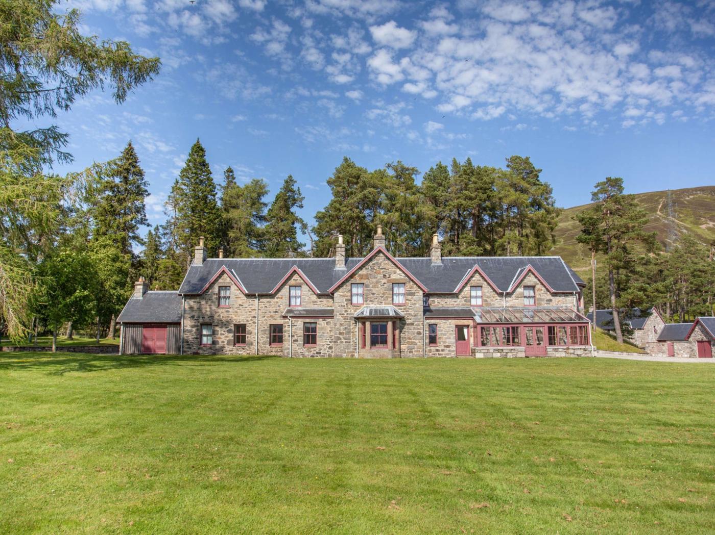 6 Bedroom Cottage in Pitlochry