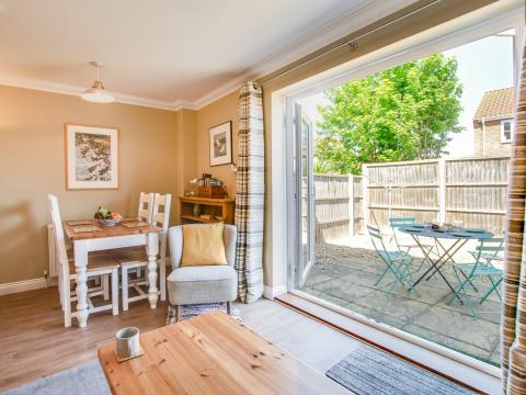 Holiday cottage, Sheringham (FCH83766)