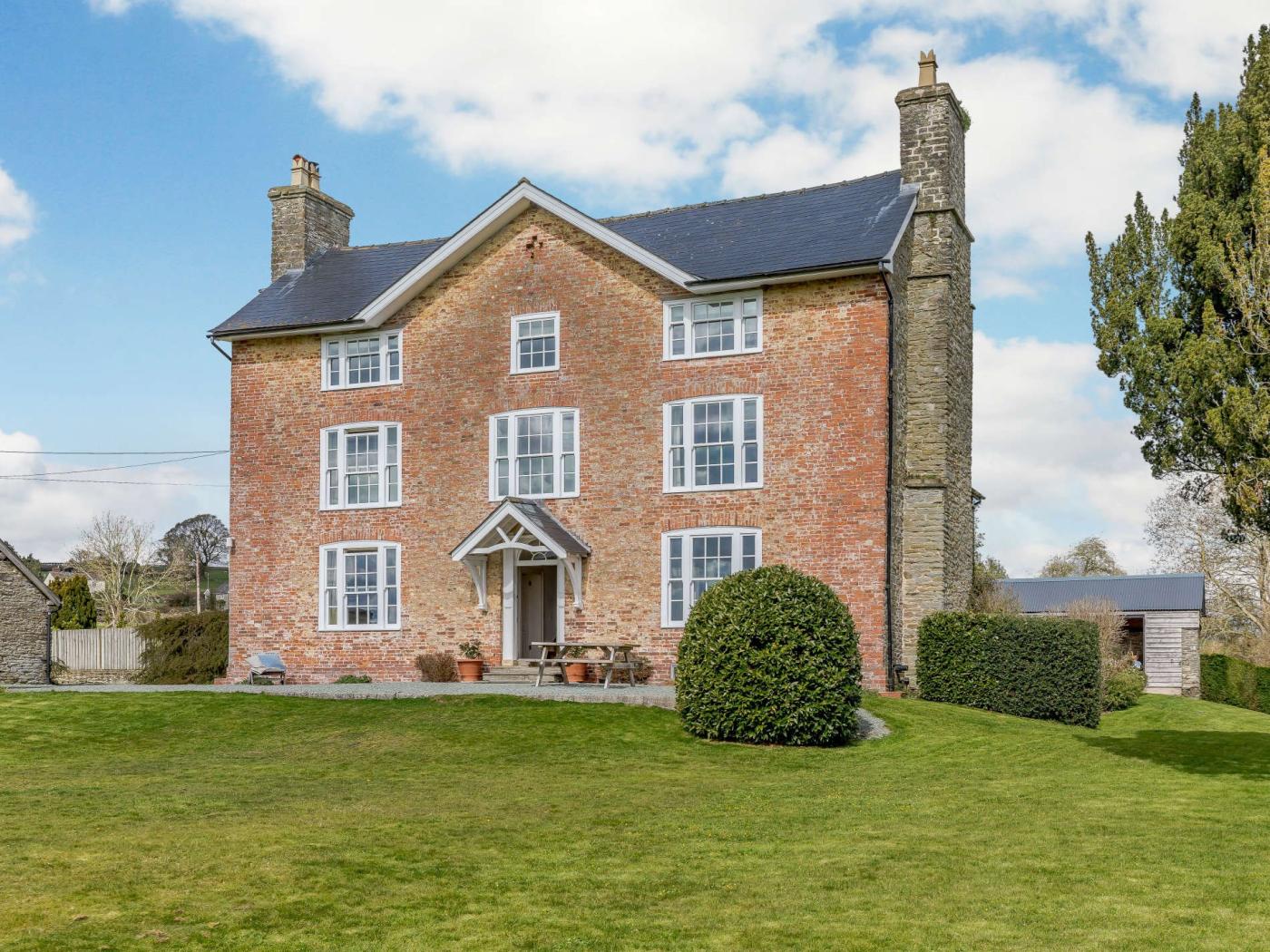 8 Bedroom Cottage in Kington