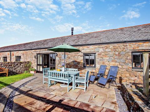 Holiday cottage, Widemouth Bay (1.5mls E) (FCH2162)