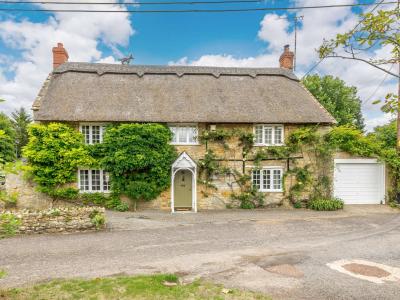 Beaminster (3.5mls N), Dorset - Sleeps 5 guests