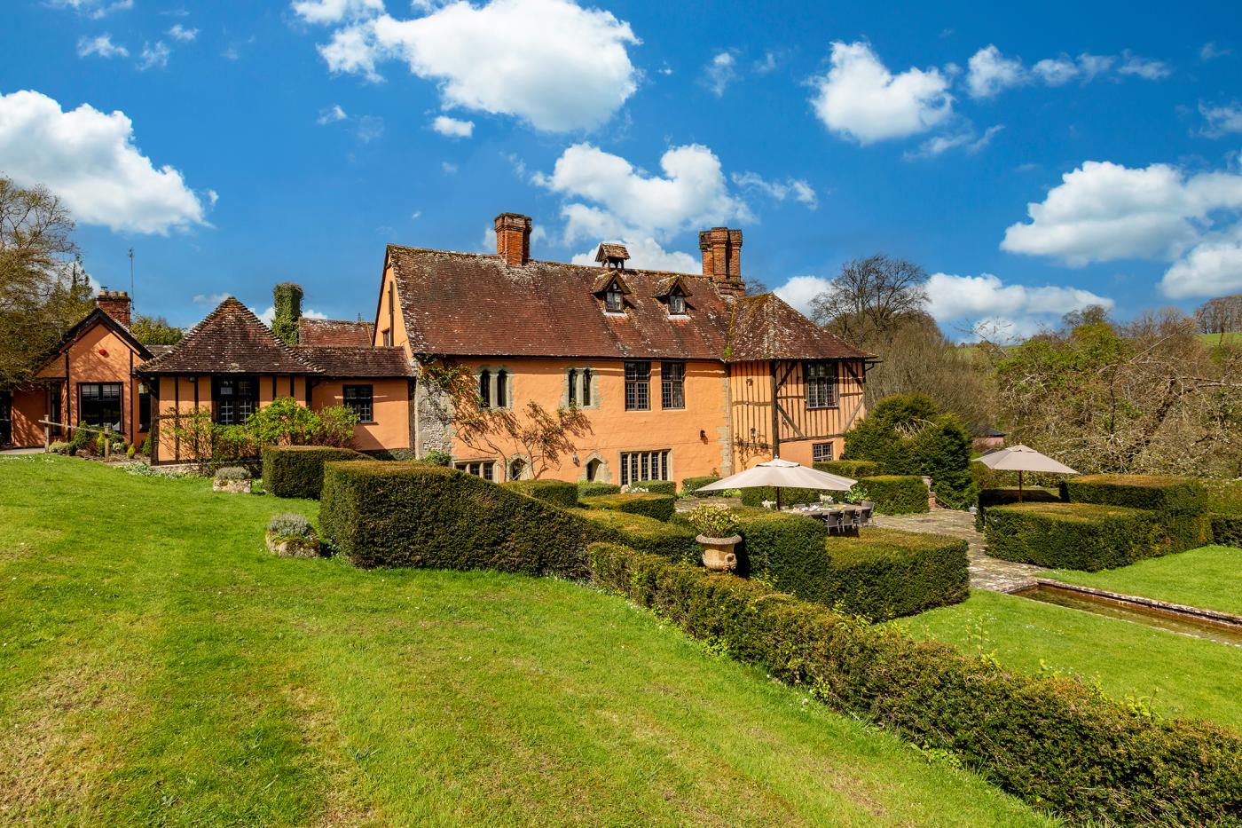 6 Bedroom Cottage in Tollard Royal