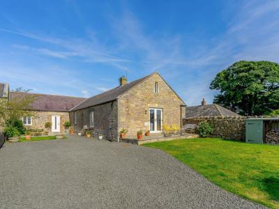 Bamburgh (6.5mls W), Northumberland holiday cottage