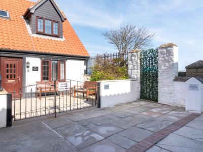Seahouses, Northumberland - Sleeps 4 guests