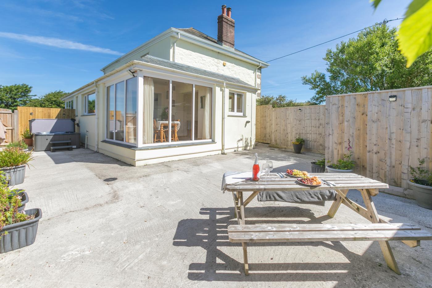 1 Bedroom House in Four Lanes