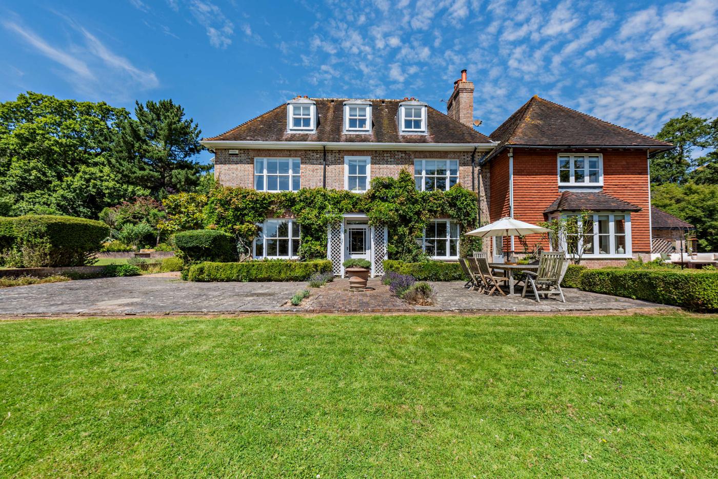 6 Bedroom Cottage in Robertsbridge