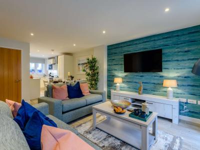 Lulworth Cove (1 mile W), Dorset - Sleeps 6 guests