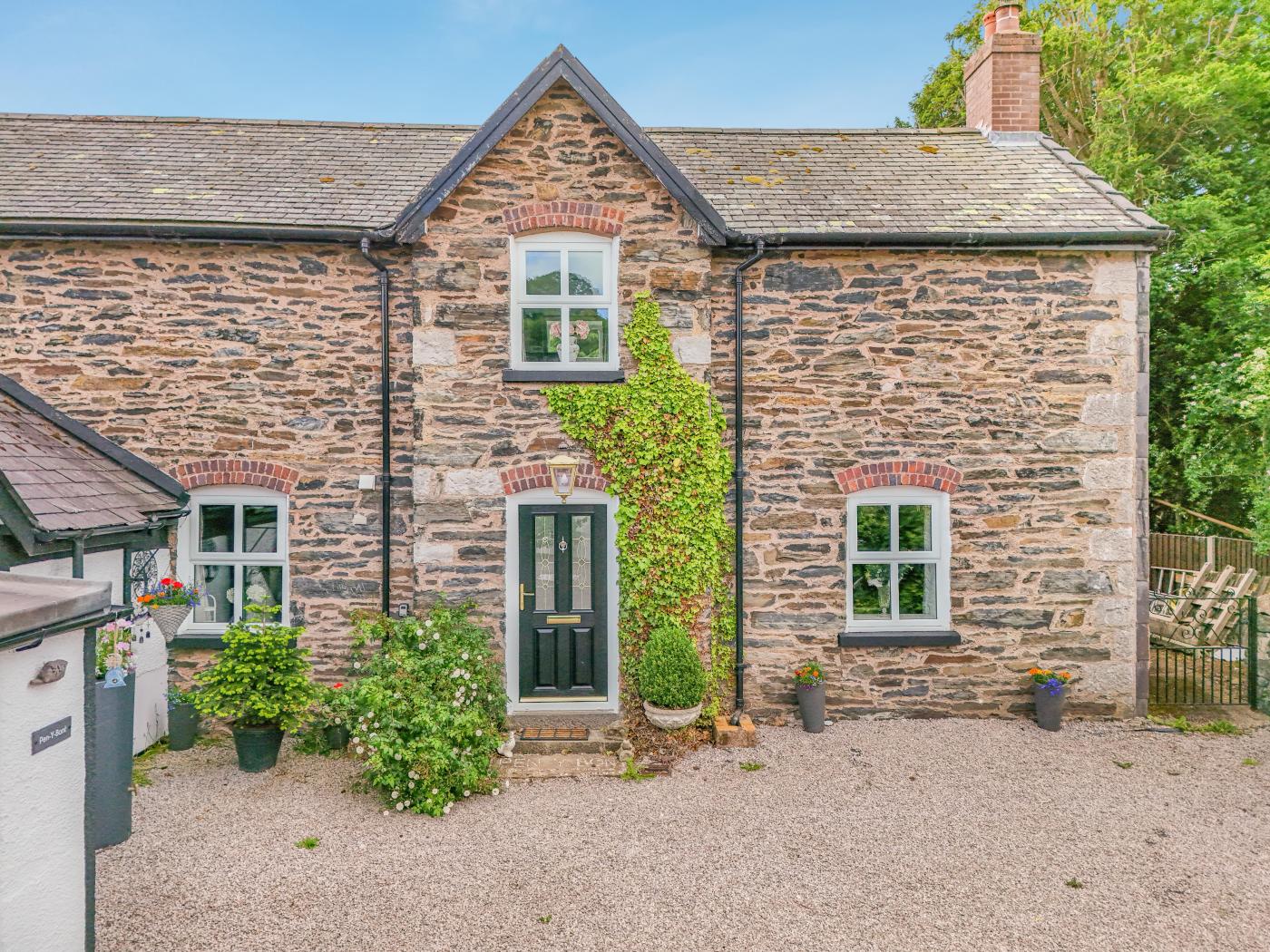3 Bedroom Cottage in Llanfairtalhaiarn