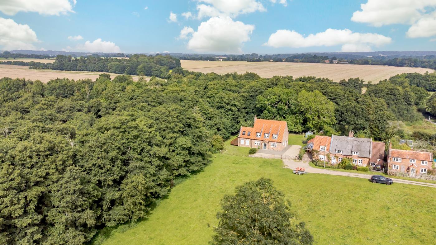 5 Bedroom Cottage in Hanworth Common
