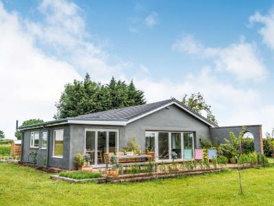 Holt (3mls SW), Norfolk holiday cottage