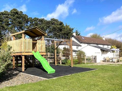 Holiday cottage, Bude (2mls E) (FCH952)