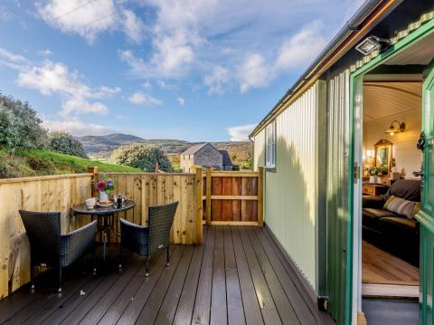 Holiday cottage, Conwy (1ml S) (FCH79464)