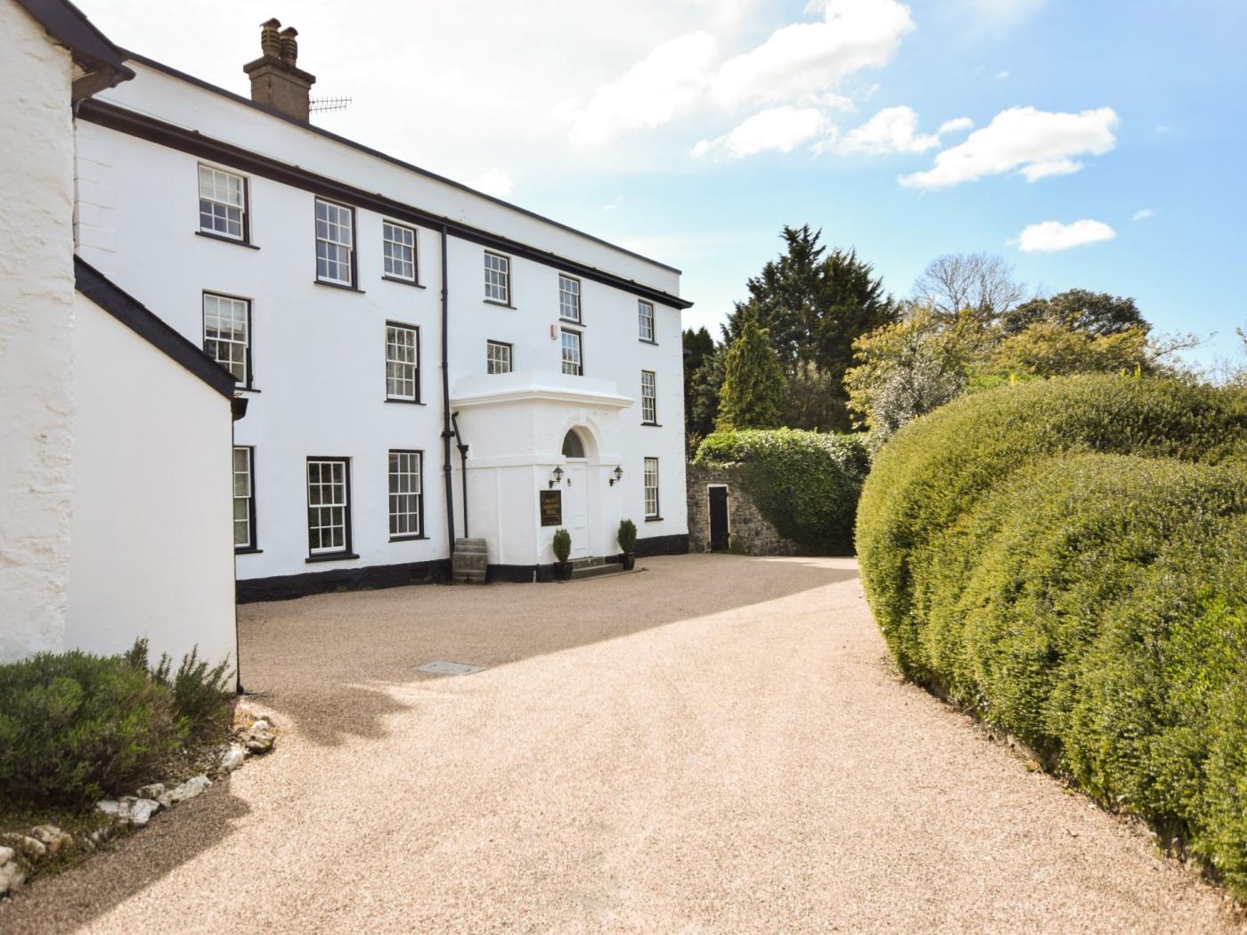 10 Bedroom Cottage in Barnstaple