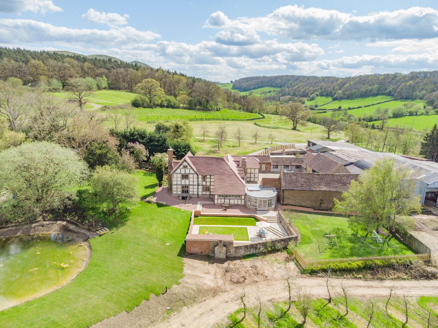 6 Bedroom Cottage in Storridge