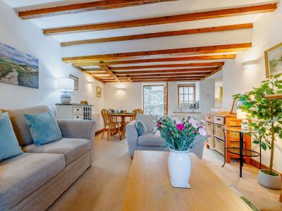 Dog friendly holiday cottage in Ashford-in-the-Water, sleeps 4