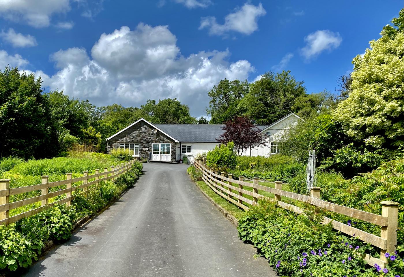 10 Bedroom Cottage in Lampeter