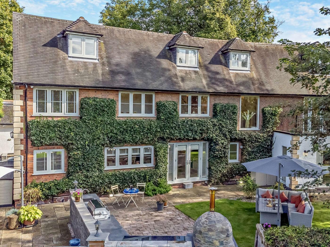 6 Bedroom Cottage in Wolverhampton