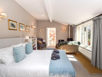 Holt (5mls S), Norfolk holiday cottage
