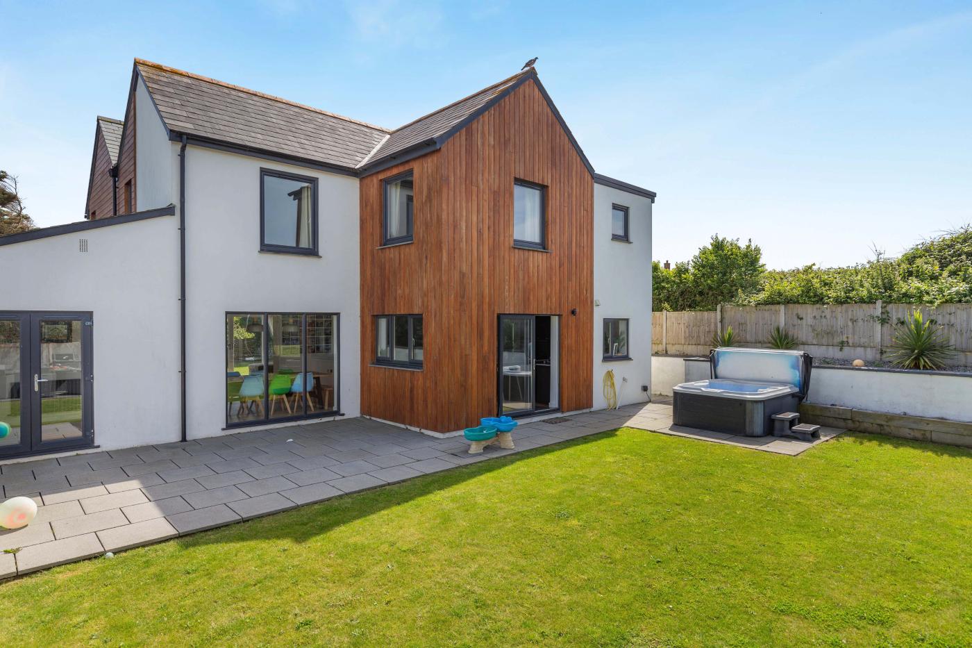 5 Bedroom Cottage in Upton