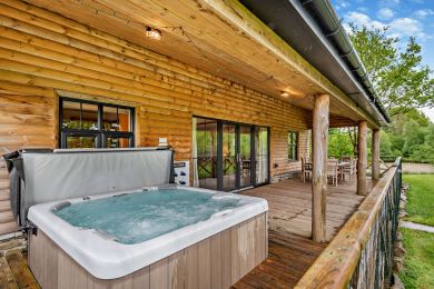 Lakeside Hot Tub Hideaway (OC-M28919)