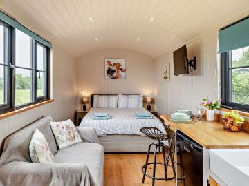 Shepherds Hut At Hill Farm (OC-96190)