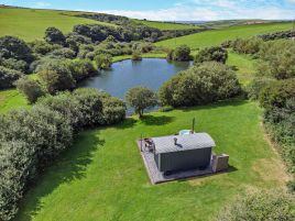 Reddivallen Lakeside Hut