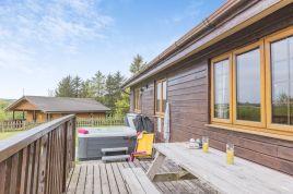 Clovelly Lakes Falcon Lodge Twelve