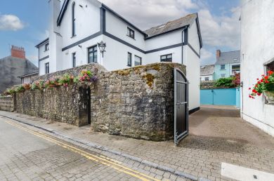 Wall Cottage (Group) (OC-PW9249)