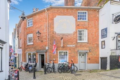 On the Cobbles (OC-T36895) On the Cobbles (OC-T36895)