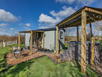 Oakford Shepherds Hut (OC-93963)