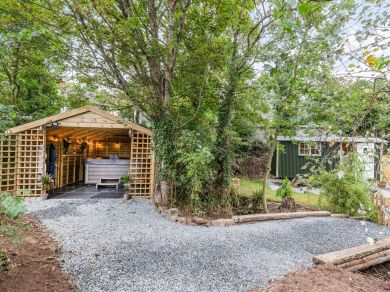 The Roundhouse Hut (OC-85204) The Roundhouse Hut (OC-85204)