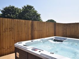 The Canal Hot Tub Cottage