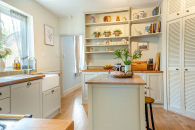 Hawthorn Cottage -  Norton Green (OC-H30562)