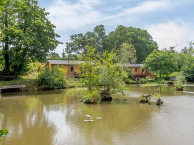 Alverstone Ponds Hobbits Landing Lodge (OC-78635)