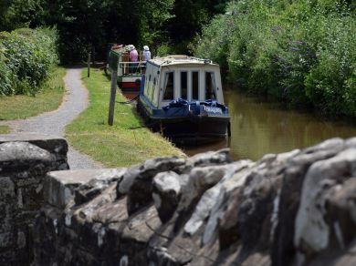Canal Boat Cottage (OC-42849) Canal Boat Cottage (OC-42849)