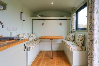 Sanctuary View Shepherds Hut (OC-S33685) Sanctuary View Shepherds Hut (OC-S33685)
