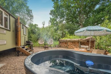 Willow Hut (OC-W42682) Willow Hut (OC-W42682)