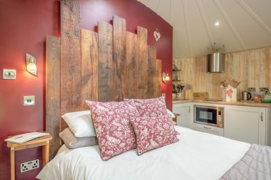 Robins Roundhouse Retreat (OC-M29552) Robins Roundhouse Retreat (OC-M29552)