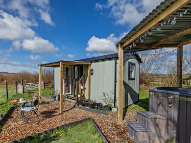 Oakford Shepherds Hut (OC-93963) Oakford Shepherds Hut (OC-93963)