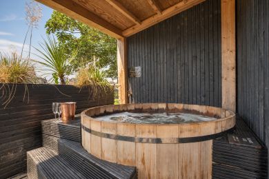 Writers Studio Hot Tub (OC-W44731) Writers Studio Hot Tub (OC-W44731)