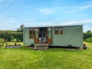 The Hedgerow Hide (OC-S34109) The Hedgerow Hide (OC-S34109)