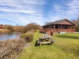 Clovelly Lakes Sky Lark Lodge Seven