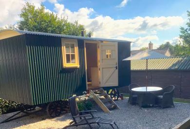 Spring House Shepherd's Hut (OC-S36310) Spring House Shepherd's Hut (OC-S36310)