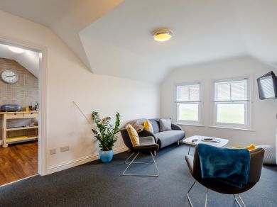 Tommy Jacks Apartment 6 (OC-78611)