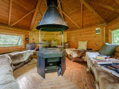 Willow Shepherds Hut (OC-89932)