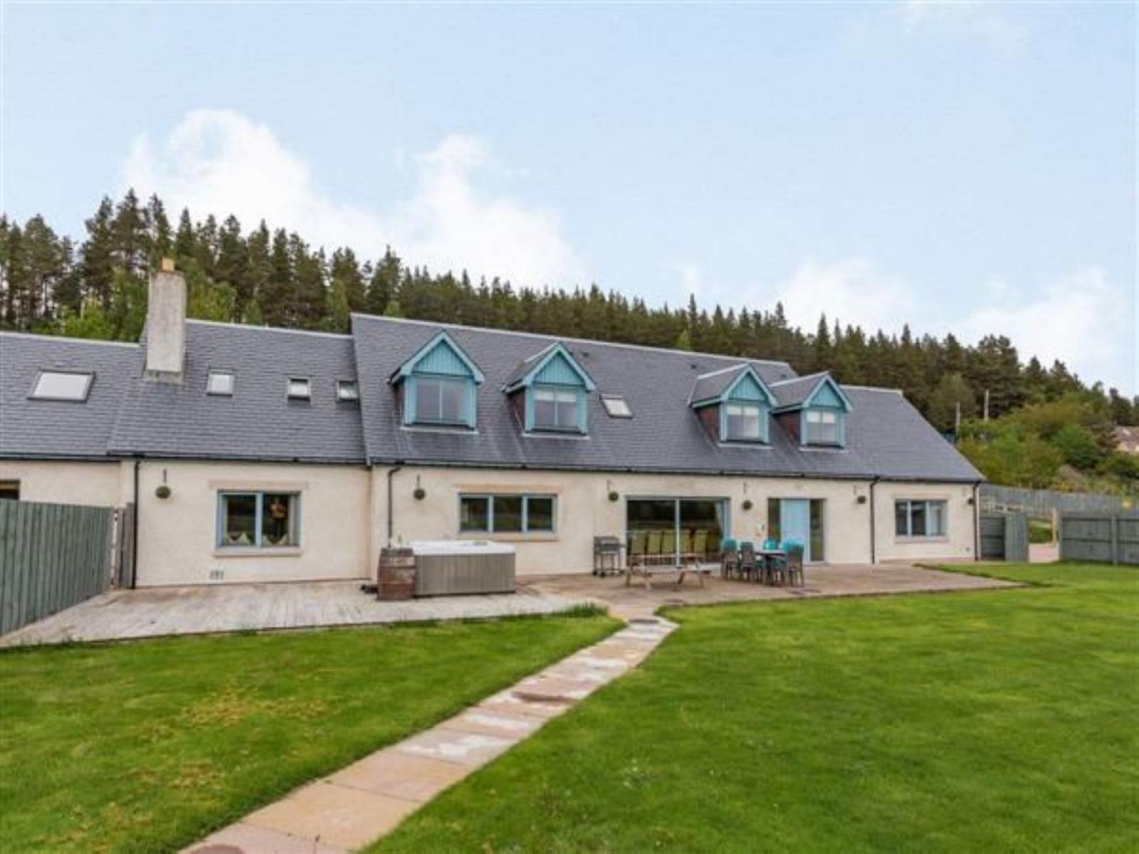 Aviemore Lodge with Hot Tub