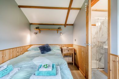 The Great Elm - Shepherds Hut (OC-E37511) The Great Elm - Shepherds Hut (OC-E37511)