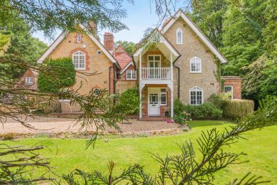 Chase Lodge - Haslemere (OC-C34083)