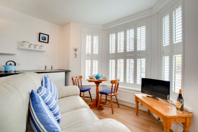 Flat 6, Erpingham House (OC-2033)